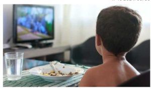 Télévision et smartphones à l’heure du repas : un danger pour la santé des enfants