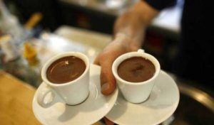 Augmentation des coûts du café : vers une hausse des prix dans les cafés