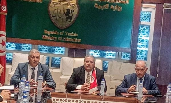 في ظل احتجاج المدرسين   وزير التربية يعقد جلسة عمل لتأمين العودة المدرسية