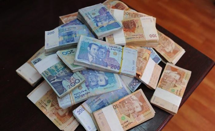 une masse de liasses de billets de 200 et 100 dirhams.