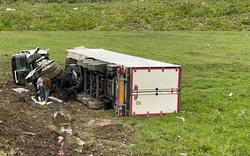 طنجة.. انقلاب شاحنة محملة بالفلفل الموجه للتصدير