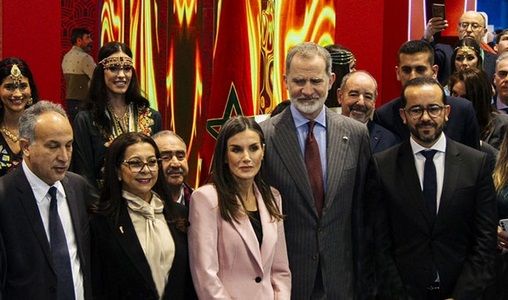 FITUR 2025 | Le Roi Felipe VI et la Reine Letizia d'Espagne visitent le pavillon du Maroc