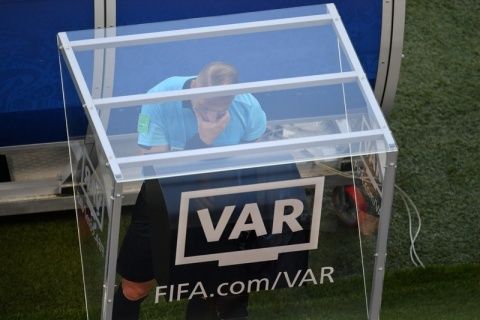 فيفا تدرس نظام جديد قد يكون بديلاً لتقنية "VAR"