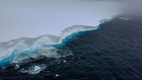  أكبر جبل جليدي في العالم يتجه للاصطدام بجزيرة بريطانية (فيديو)