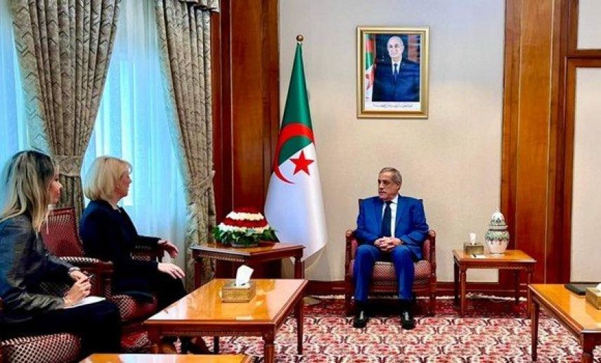 Le Premier ministre reçoit l'ambassadrice serbe en Algérie