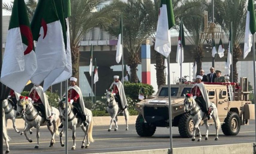 Défilé militaire du 70e anniversaire du déclenchement de la Révolution: le président de la République passe en revue les formations participantes