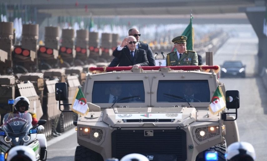 Le président de la République supervise le défilé militaire organisé à l’occasion de la célébration du 70e anniversaire du déclenchement de la Glorieuse Révolution  