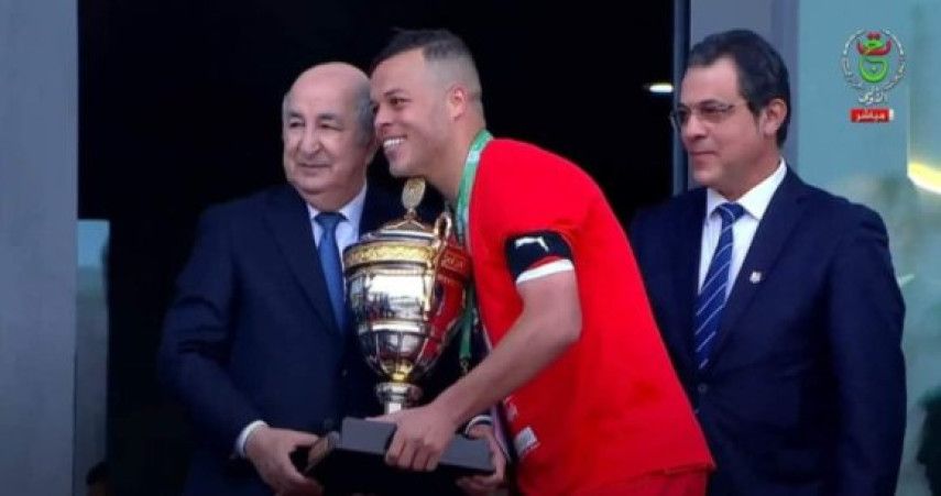 Le président de la République remet la Coupe d'Algérie au capitaine du CR Belouizdad