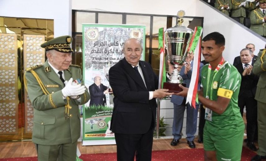 Coupe militaire d'Algérie: le président de la République remet le trophée au capitaine de l'équipe de la 1ère région militaire