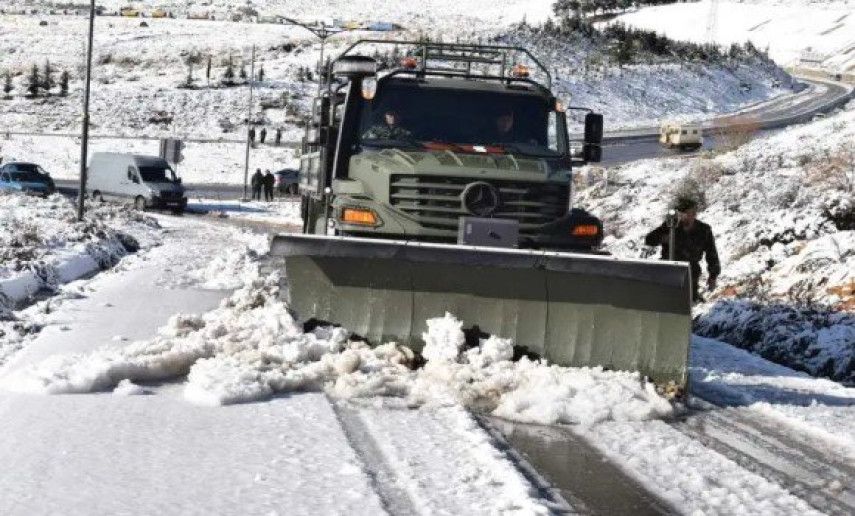 Intempéries: poursuite des opérations de réouverture des routes bloquées par la neige