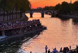 1,4 milliard d’euros dépensés pour nettoyer la Seine pour rien ? Annulation des compétitions de triathlon en raison de la pollution