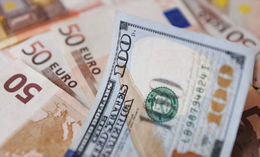 Le dollar atteint son plus haut niveau face à l'euro depuis 2023