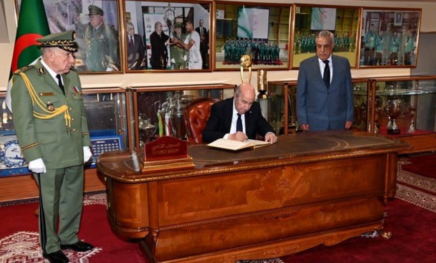 President of the Republic signs guestbook of museum at Military Sports Complex