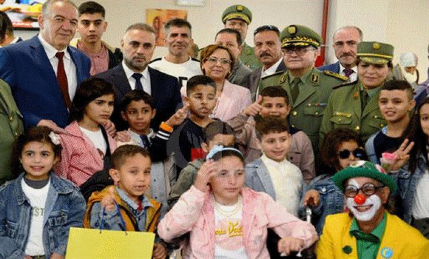 Krikou visits wounded Palestinian children hospitalized at Army's Mother and Child Hospital in Algiers