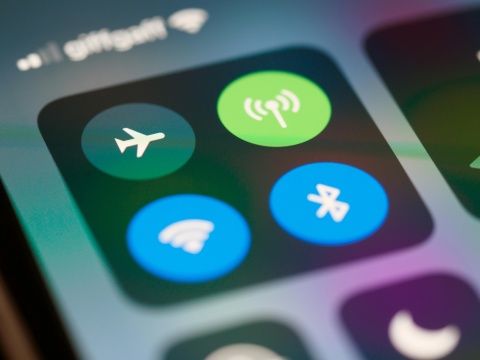 هل يتسبب عدم وضع الهاتف على "Airplane mode" في سقوط الطائرة؟.. خبير يكشف