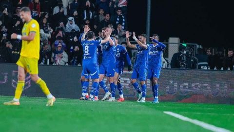 فرحة لاعبي الهلال بعد الفوز العريض على الفتح