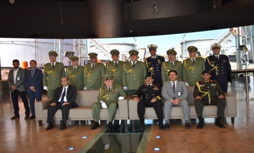 Le Général d'Armée Chanegriha se rend à l'exposition des hydrocarbures et du gaz et à la 15e Brigade blindée au Koweït