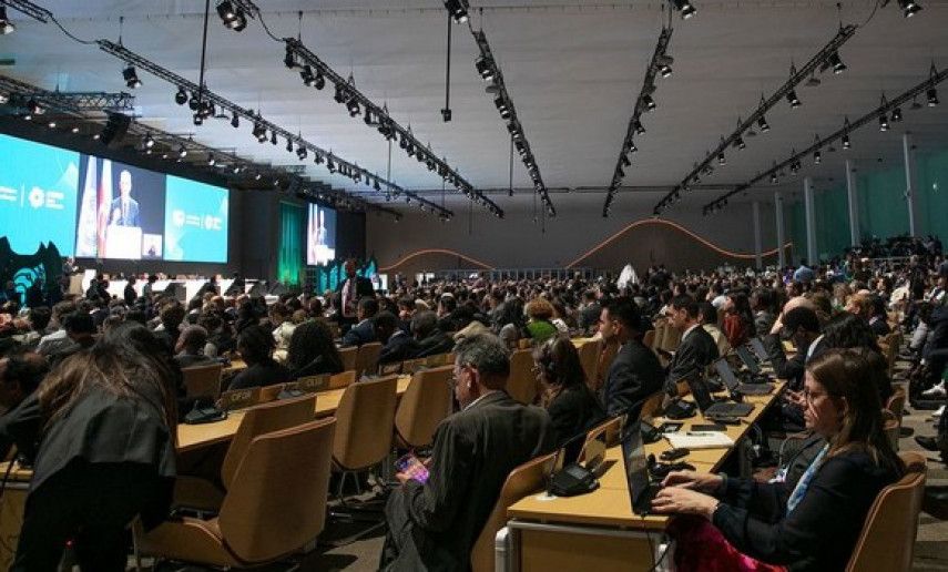 COP29: Le projet final d'accord prévoit "au moins" 300 milliards de dollars par an pour les pays pauvres