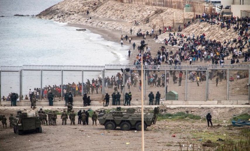 Les autorités marocaines laissent passer des migrants illégaux vers Ceuta