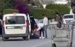 Arrestation de l’homme filmé nu en public et placé en détention à Tunis